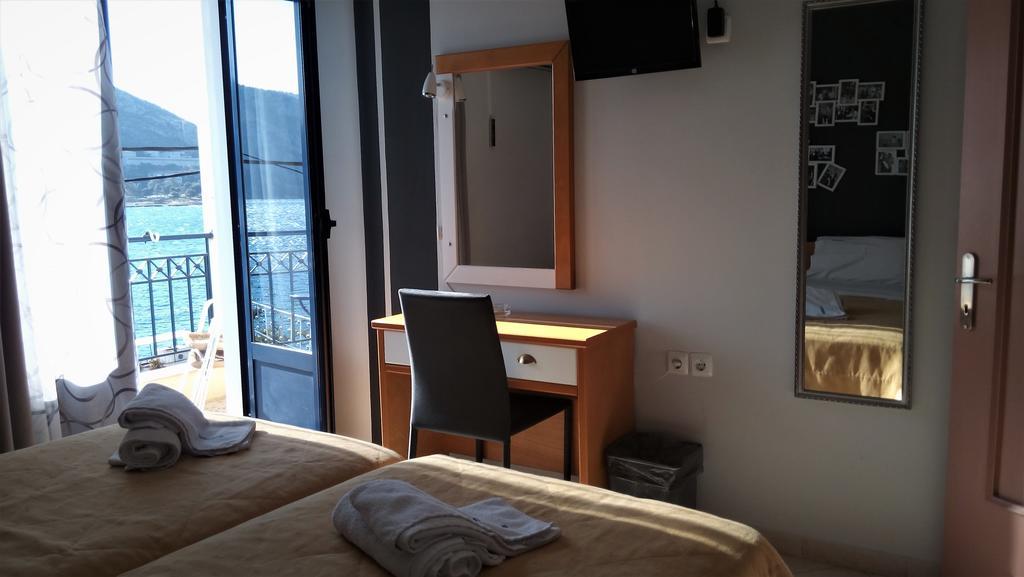 Iridanos Hotel Cảng Cảng Antikyra Ngoại thất bức ảnh